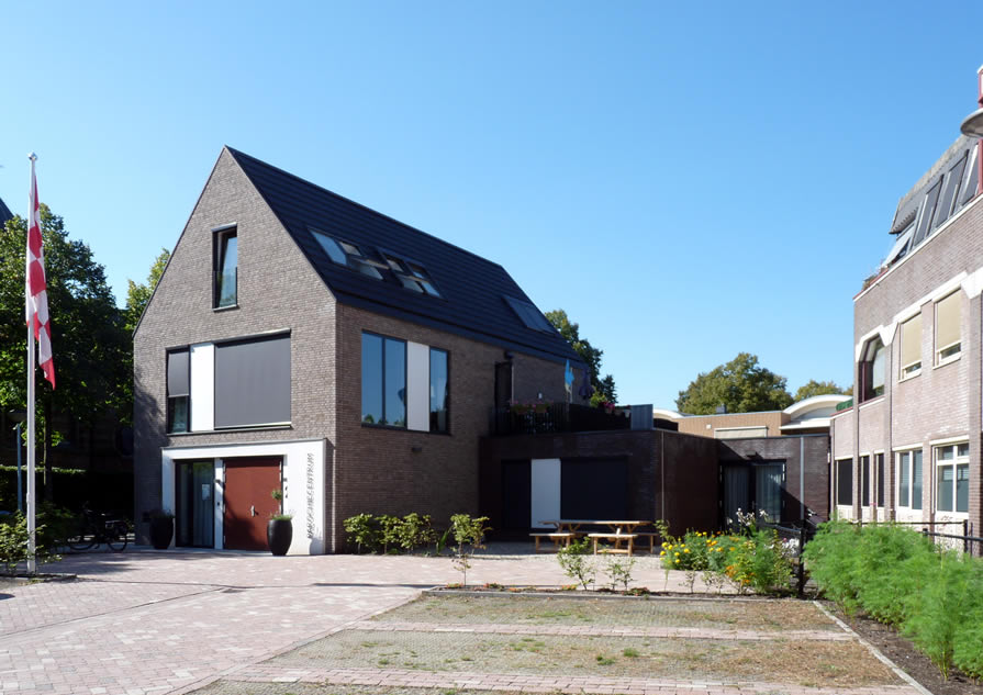 Parochiecentrum entree en parkeerterrein