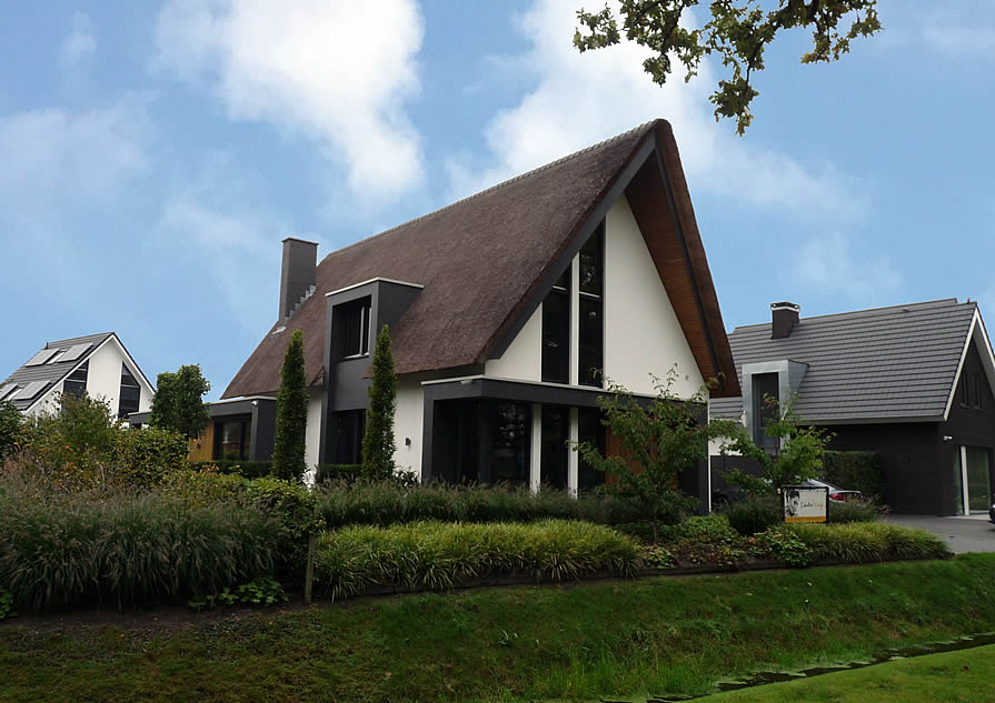 Voorzijde eigentijds landelijk huis