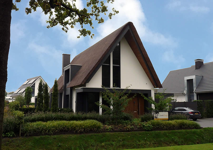 Vooraanzicht eigentijds landelijk huis