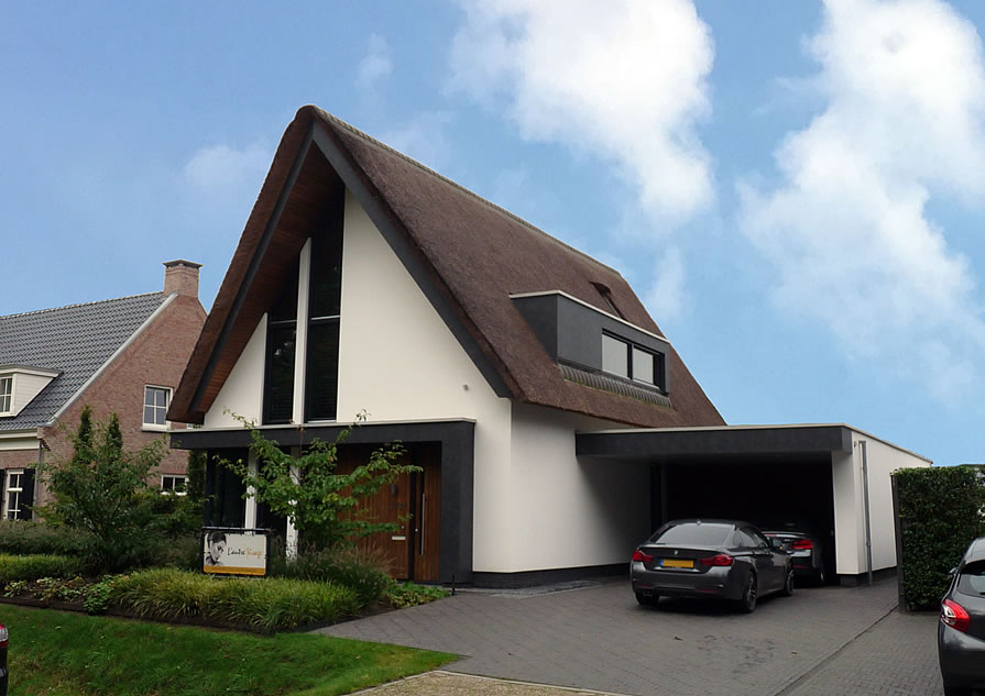 Entree en carport eigentijds landelijk huis