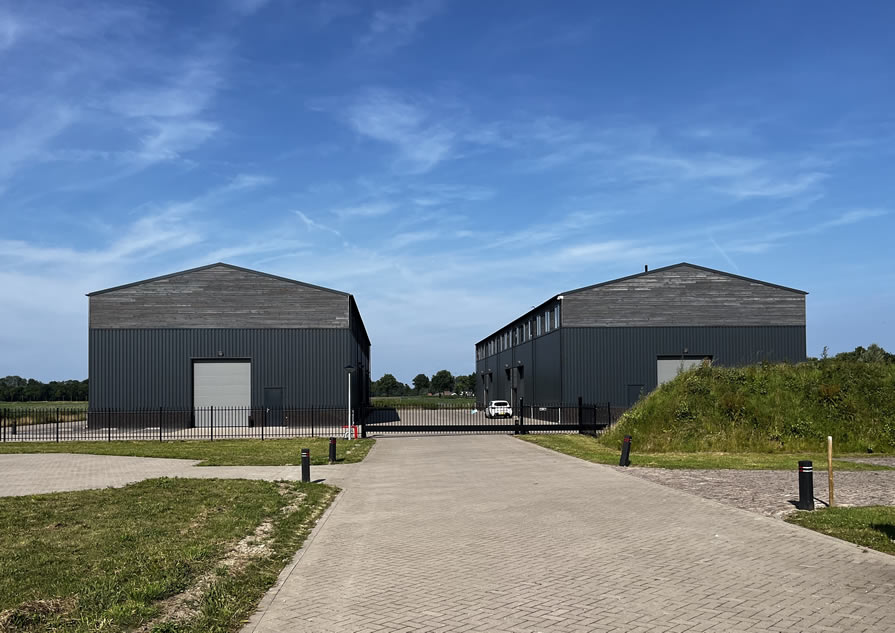 Aanzicht bedrijfsgebouw te Well