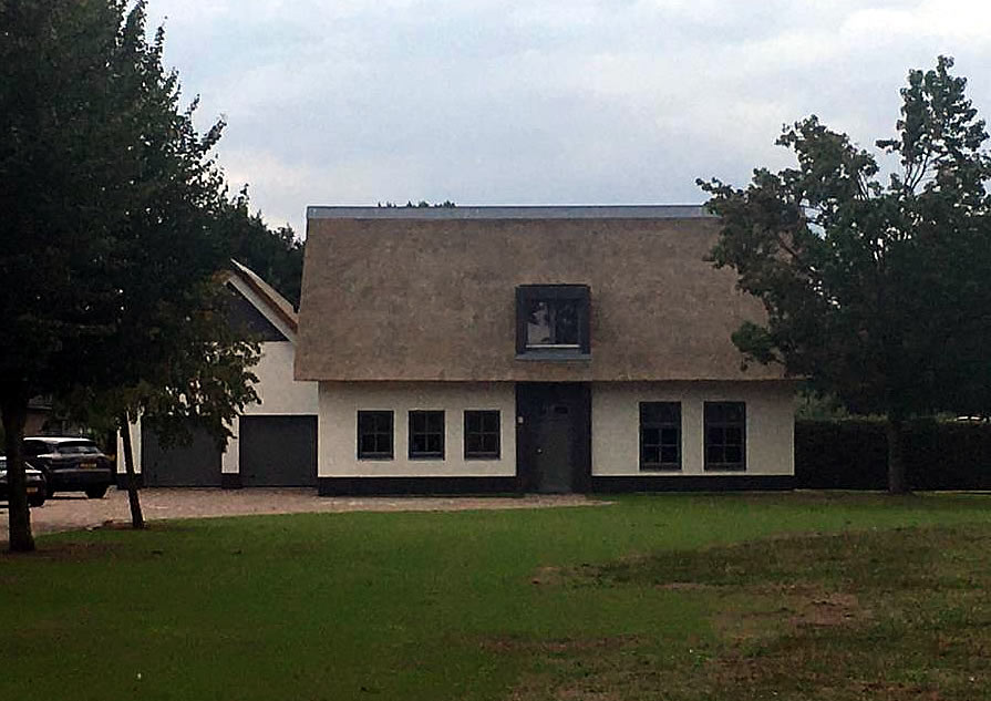 Villa met rieten dak