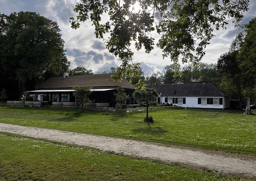 Aanzicht restaurant met serre